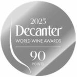 Riconoscimento Decanter 90 punti per Gutturnio DOC Bollo Rosso. Premio Decanter World Wine Awards 2025. Eccellenza vinicola.