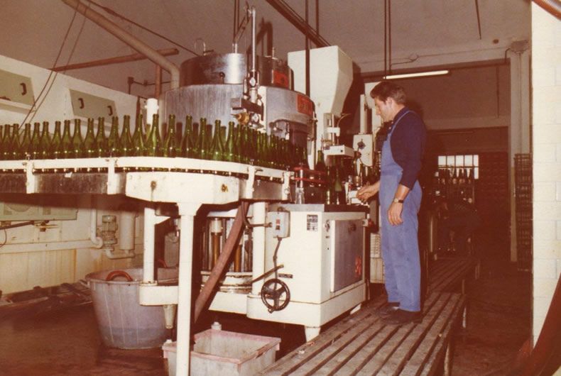 foto storica imbottigliamento cantina valtidone