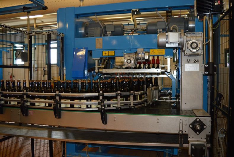 fase di imbottigliamento cantina valtidone, foto storica