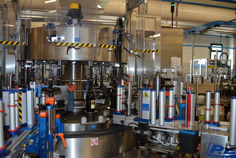 fase di imbottigliamento, zoom su macchinari