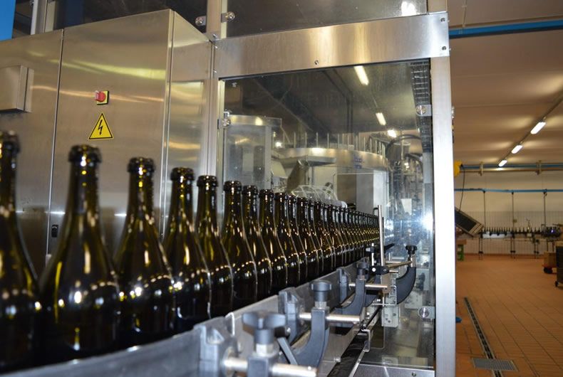 prima fase di imbottigliamento vino