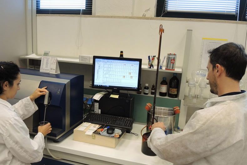 controllo qualità del vino con macchinari e staff qualificato