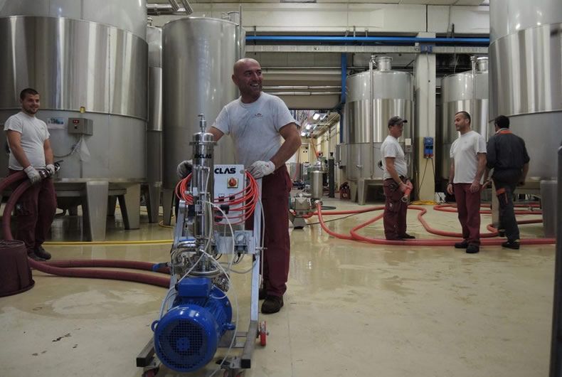 dopo la vendemmia, operazioni nelle cisterne della cantina valtidone