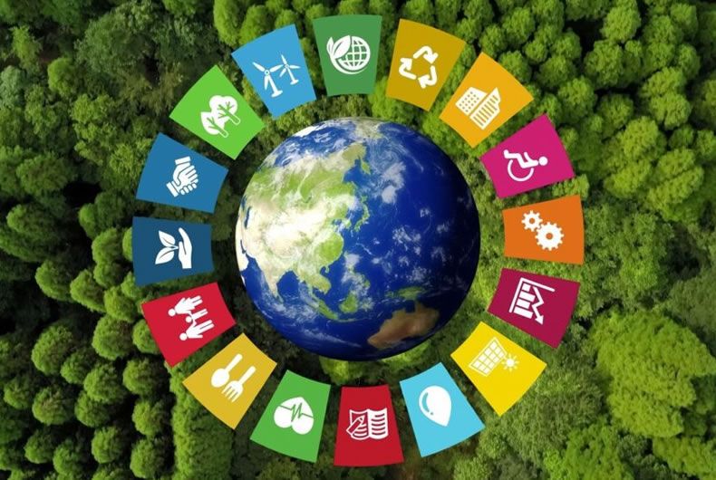 Pianeta Terra circondato da icone colorate degli Obiettivi di Sviluppo Sostenibile (SDGs) su sfondo verde. Sostenibilità, ambiente, sviluppo.