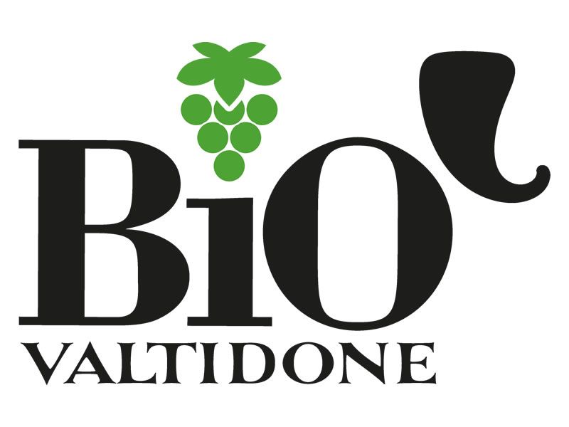 logo-linea-bio-valtidone-cantina-valtidone Logo Biò Valtidone. Scritta nera con uva verde stilizzata. O con decoro. Marchio vino biologico.