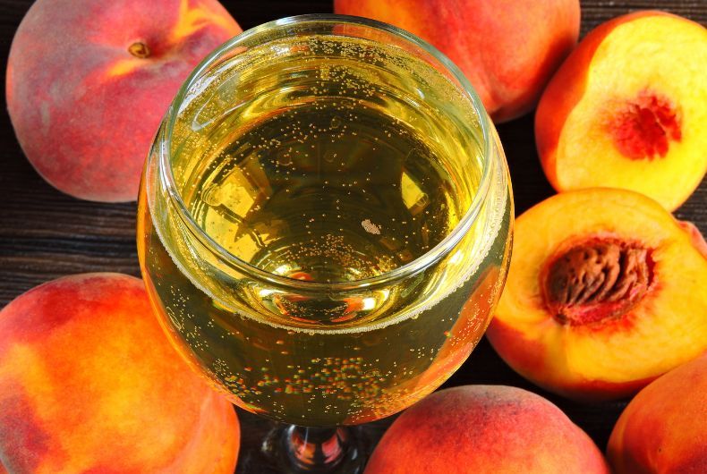 Ricetta con Malvasia: calice di vino Malvasia con pesche fresche. Cantina Valtidone.