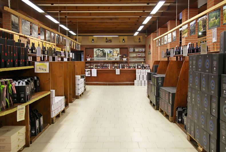 Interno dell'enoteca Cantina Val Tidone. Scaffali di vini e prodotti tipici.