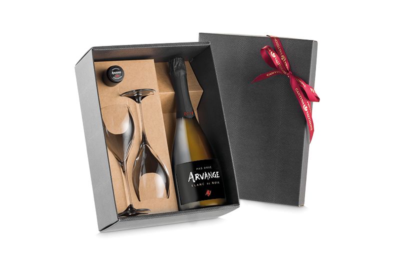 Confezione regalo Natale con bottiglia Arvange, due calici e scatola nera con nastro rosso. Idea regalo vino spumante.