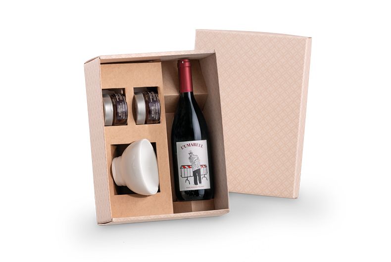 Cesto regalo natalizio con vino, creme e ciotola. Idea regalo gourmet per Natale 2025.