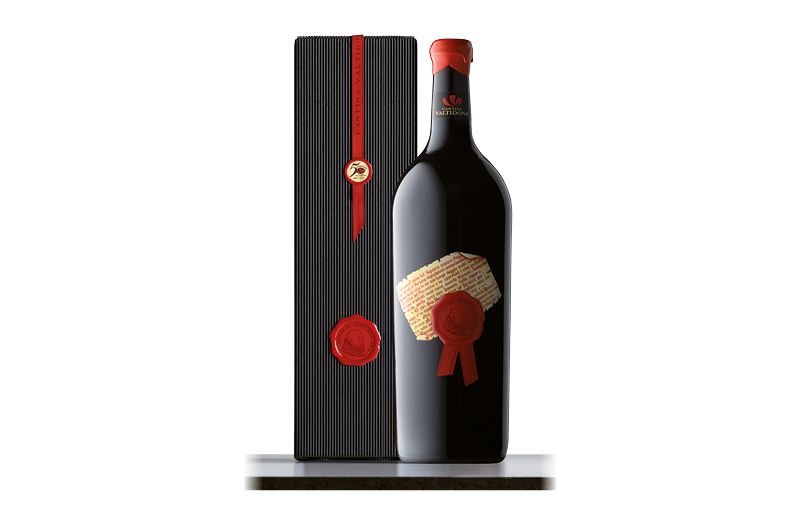Bottiglia vino rosso pregiato Cantina Valtidone con confezione regalo. Catalogo Natale 2025.