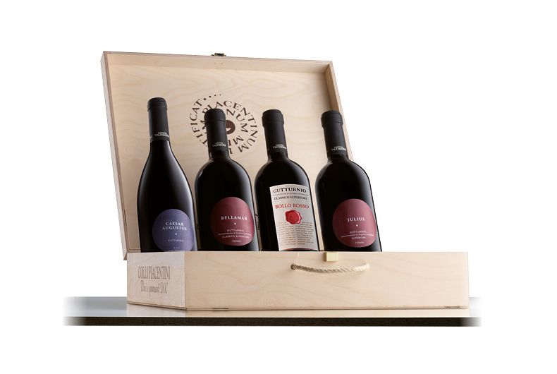 Cofanetto regalo con 4 bottiglie di vino Gutturnio Colli Piacentini. Idea regalo vino rosso.