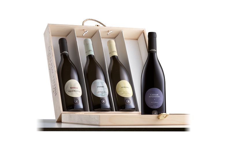 Cofanetto regalo con bottiglie di vino pregiato. Vini rossi e bianchi in confezione di legno. Catalogo vini.