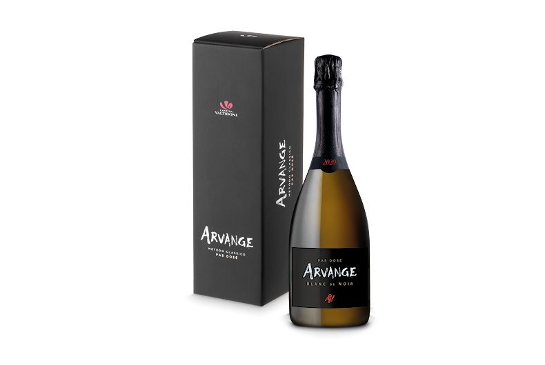Bottiglia e confezione regalo Arvange Blanc de Noir Pas Dosé 2020. Vino spumante metodo classico.