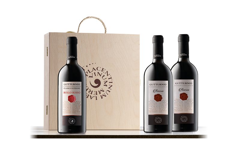 Bottiglie di vino Gutturnio con scatola in legno. Catalogo vini rossi, idea regalo Natale.