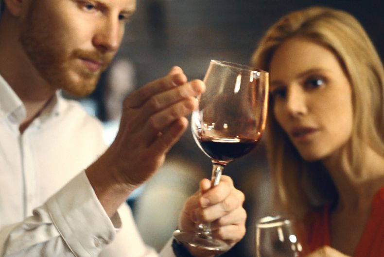 Degustazione vino rosso Valtidone: uomo e donna osservano la stabilizzazione tartarica del vino in cantina.