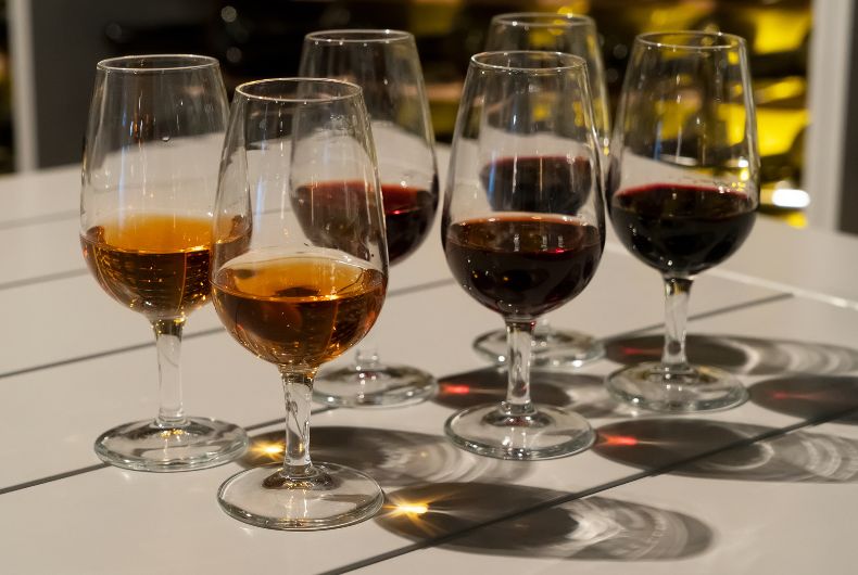 Degustazione vini fortificati Cantina Valtidone: calici di vino rosso e ambrato, dettaglio colori e riflessi.