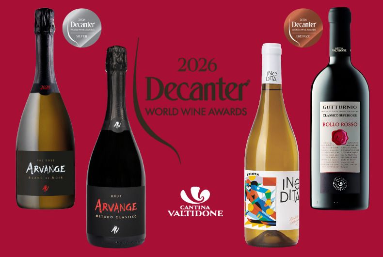 Quattro bottiglie di vino Cantina Valtidone premiate ai Decanter World Wine Awards 2026 su sfondo rosso.