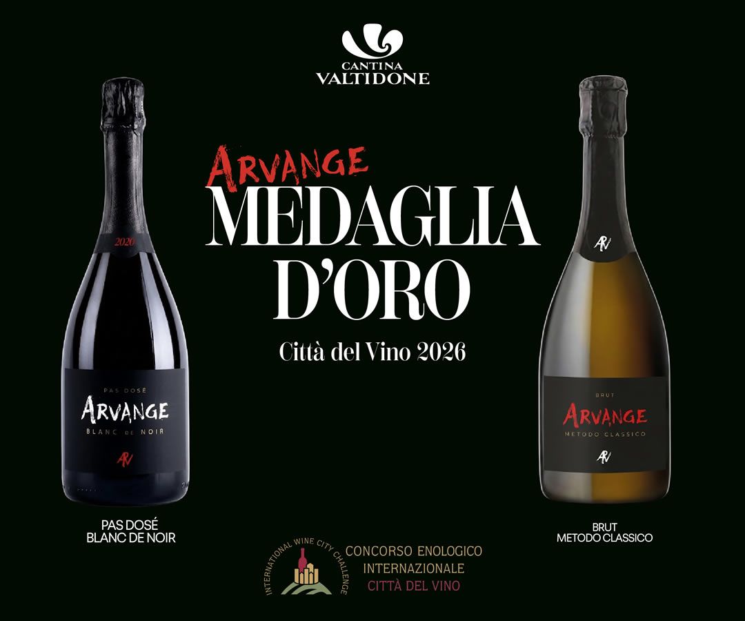 Spumanti Arvange Pas Dosé e Brut celebrano la Medaglia d'Oro al concorso Città del Vino 2026 su sfondo nero con logo Cantina Valtidone.