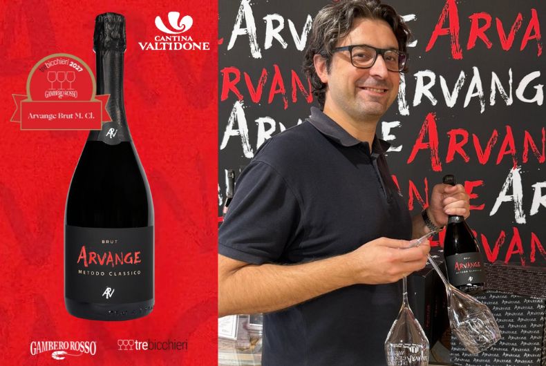 Bottiglia di Arvange Metodo Classico Brut con premio Tre Bicchieri 2026 su sfondo rosso a sinistra, uomo con occhiali e polo nera che tiene calici e bottiglia davanti a parete con scritte Arvange