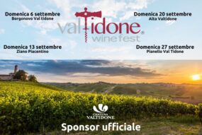 Locandina del Val Tidone Wine Fest con date degli eventi a settembre e panorama collinare di vigneti al tramonto, sponsorizzato da Cantina Valtidone.