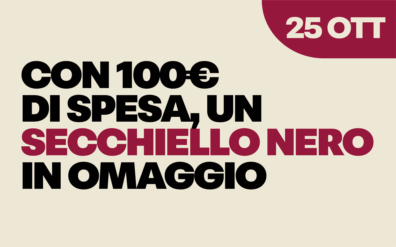 25-ottobre Grafica beige con testo nero e bordeaux: 'CON 100€ DI SPESA, UN SECCHIELLO NERO IN OMAGGIO' e data '25 OTT'.