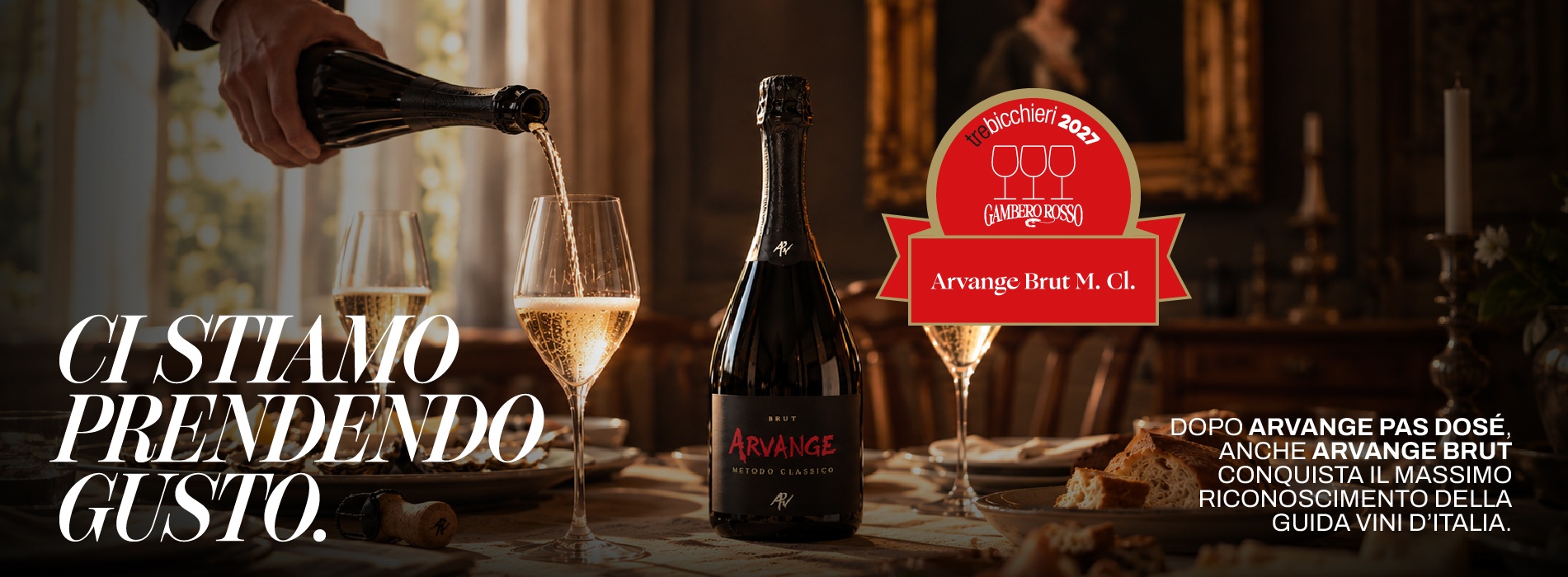 Spumante Arvange Brut M. Cl. con tre bicchieri Gambero Rosso 2023, versato in calici su tavola apparecchiata