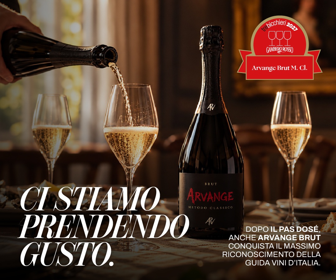 Spumante Arvange Brut Metodo Classico versato in calici, con bollino Tre Bicchieri 2024 e scritta CI STIAMO PRENDENDO GUSTO
