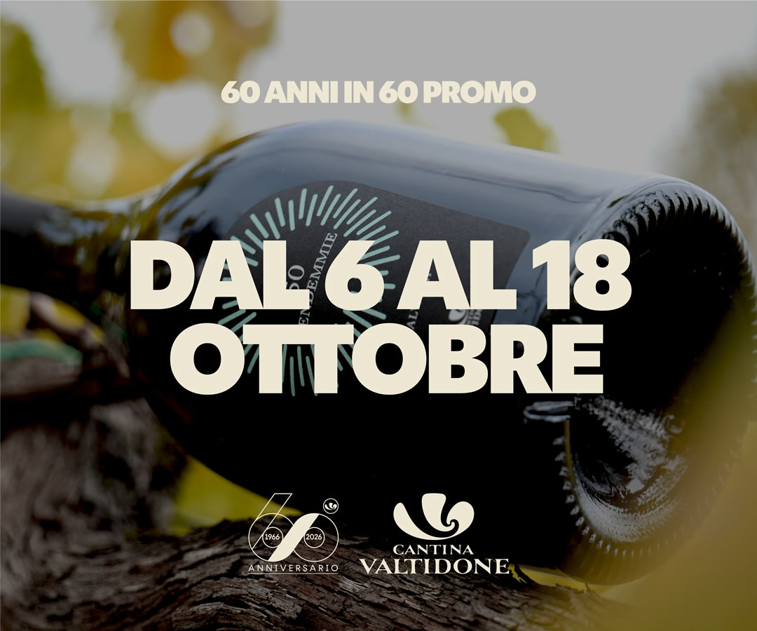 Bottiglia di vino coricata su tronco con testo 60 anni in 60 promo e date dal 6 al 18 ottobre, logo Cantina Valtidone.